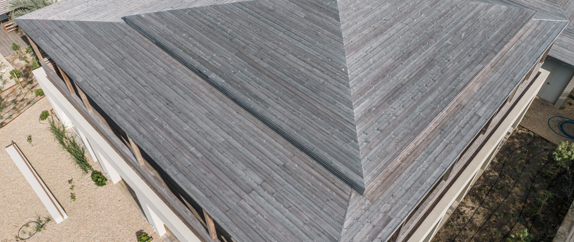 Deska elewacyjna z thermo świerka profil C15 użyta jako pokrycie dachu