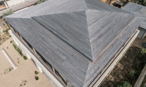 Deska elewacyjna z thermo świerka profil C15 użyta jako pokrycie dachu