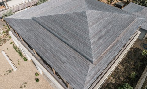 Deska elewacyjna z thermo świerka profil C15 użyta jako pokrycie dachu